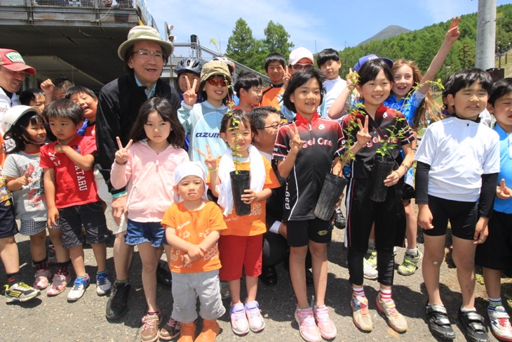 緑の基金への寄付から植樹を行う子供たち