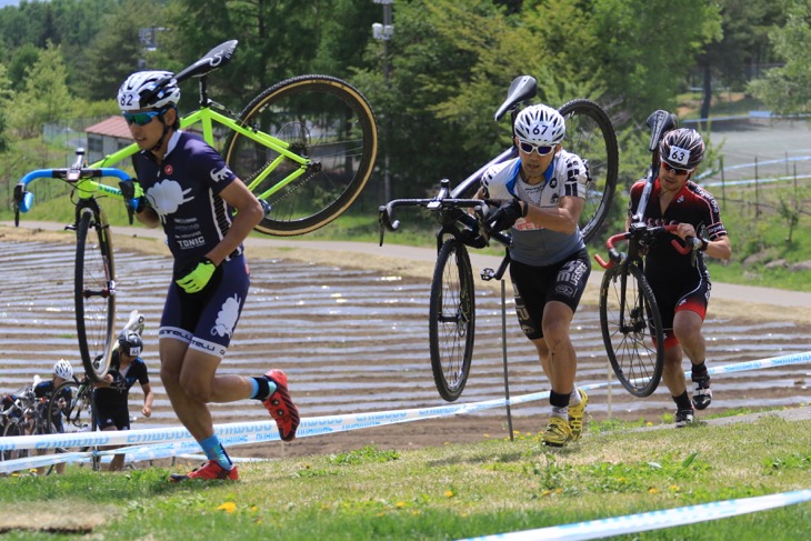 シクロクロス30・60分クラス。浅井秀樹(cycleclub 3up)がトップでゴールした