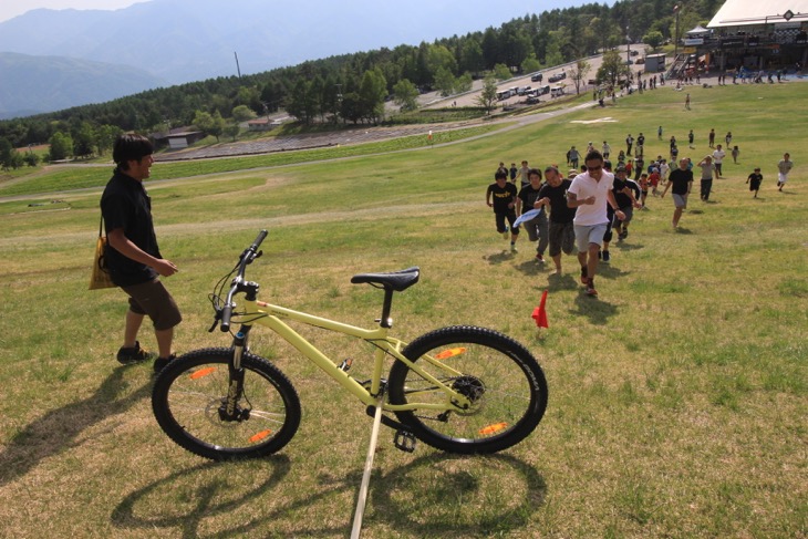 ゲレンデの高いところに置かれたプレゼントのMTB目指して走る!