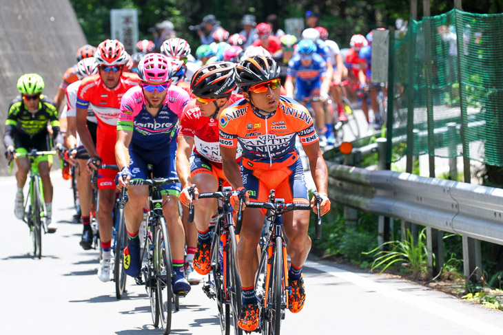 マッティア・ポッツォ(NIPPO・ヴィーニファンティーニ)の山岳ポイントをアシストする山本元喜