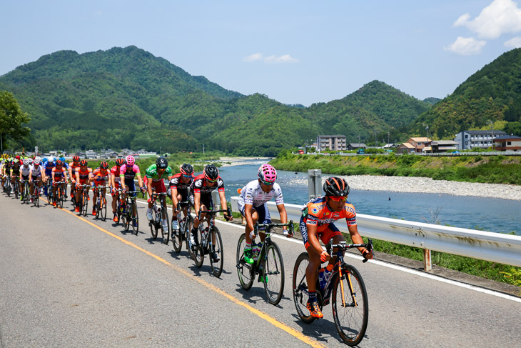 後半のメイン集団は山本元喜（NIPPO・ヴィーニファンティーニ）とフェン・チュンカイ（ランプレ・メリダ）が引く