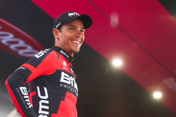 開放的な笑顔でステージに上がるフィリップ・ジルベール(ベルギー、BMCレーシング)