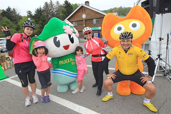 素敵な笑顔の4人とユルキャラたちが3体?