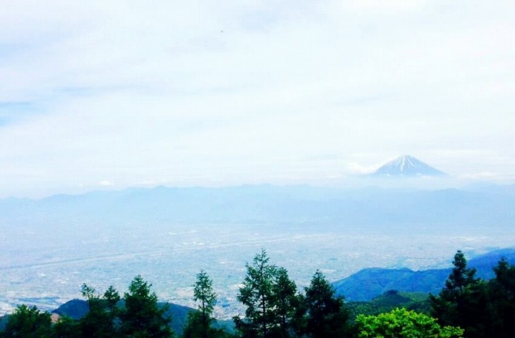 ゴール山頂からは甲府盆地と富士山が見える