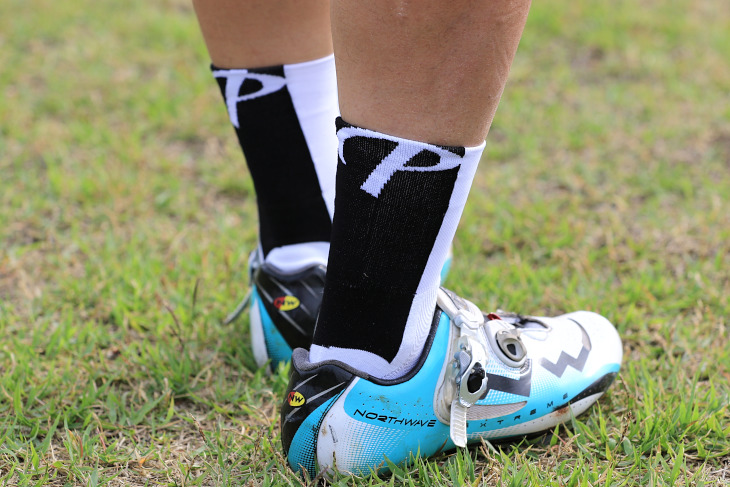 白ベースに黒いラインをあしらったシンプルデザインを採用した ピアソン P Socks