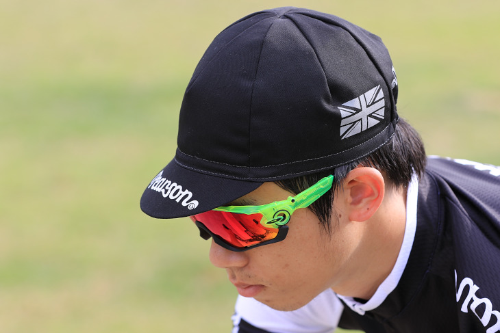 クラシカルな4パネル仕様のBlack and White Cap ツバ表はブランドロゴがあしらわれている