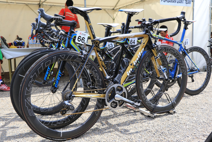 ジャイアントがサプライヤーながら、ペーター・ポーリーのみタイのInfinite(インフィニット)のバイクを使用