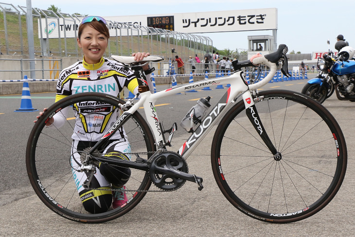 立花美津子さん（チームZENRIN）と、愛車のKUOTA KHARMA