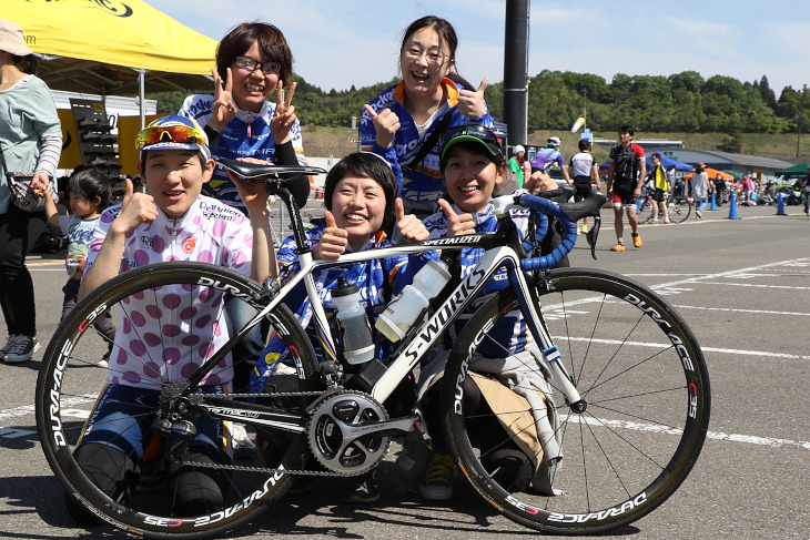 4時間ウーマンクラスで優勝した島崎真美さん（左）と、イマイスプロケッツの皆様