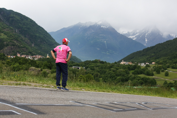 アルプスの山々を見つめながらレースを待つ