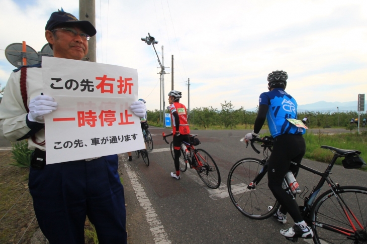 右折は2段階で一時停止してから。