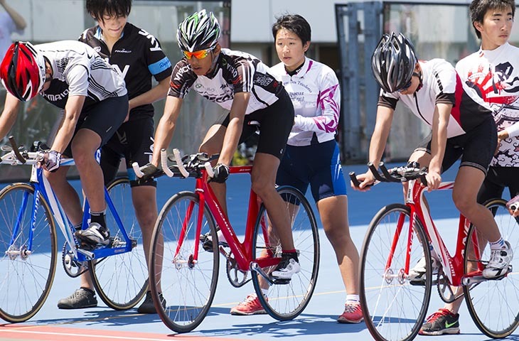 練習中、時にはホルダー（スタート時に後ろで自転車をおさえる係）をやる事も