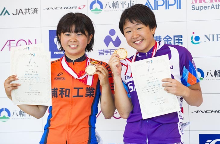 2014年全日本選手権 ジュニア優勝の梶原悠未(筑波大学附属坂戸高校)とU17優勝の細谷夢菜(浦和工業高校)