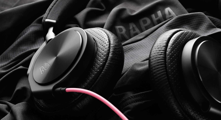 スタイリッシュなデザインにRaphaのシグネチャーカラーであるブラック/ピンクを採用