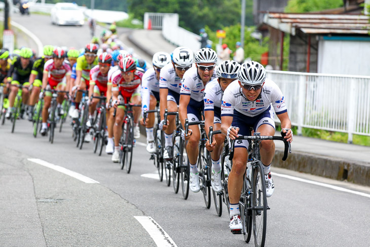 ツール・ド・熊野2015第1ステージ終盤に列車を組むキナンサイクリングチーム