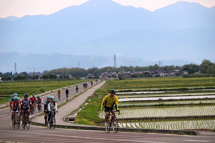 安曇野空の下、途切れることなく次々とコースへ漕ぎだす参加者の列。