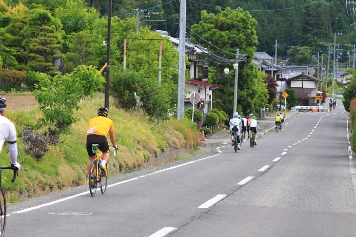 何とも言えない雰囲気を感じさせる県道を進みます。