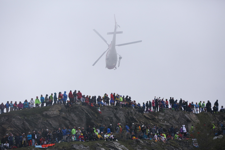 フィネストレ峠の霧の中を進むヘリ