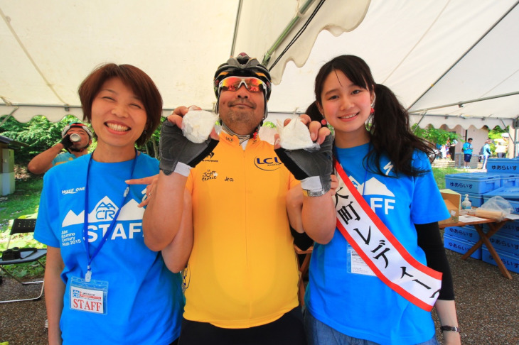 ミス大町と元ミス大町?に挟まれるオニギリおやじがひとり。