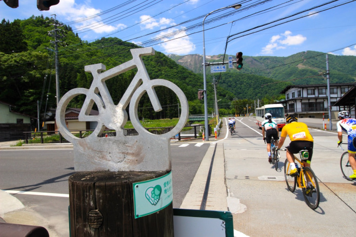 バイクのオブジェから白馬五竜への登坂が始まります。