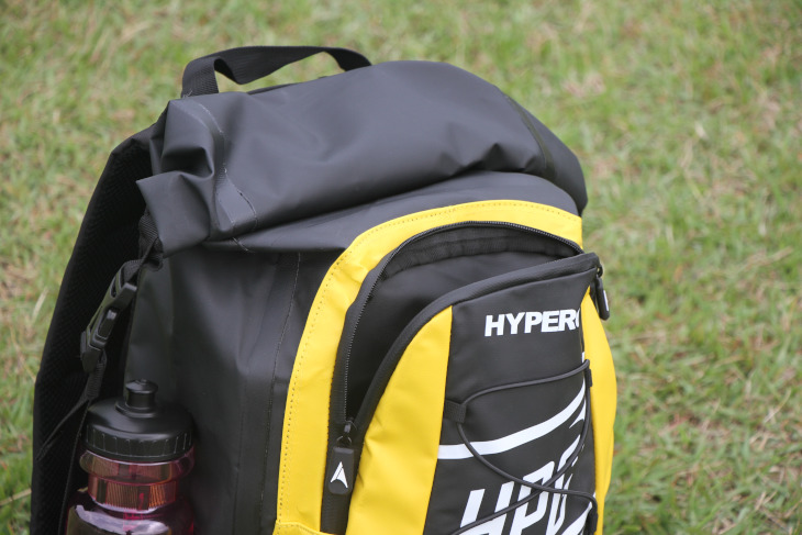 高耐水性のスタッフバッグをバックパックにアレンジ ハイパーギア DRY