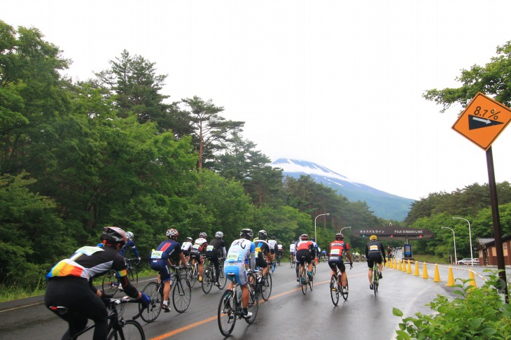 雲に覆われていますが富士山へと登っていきます