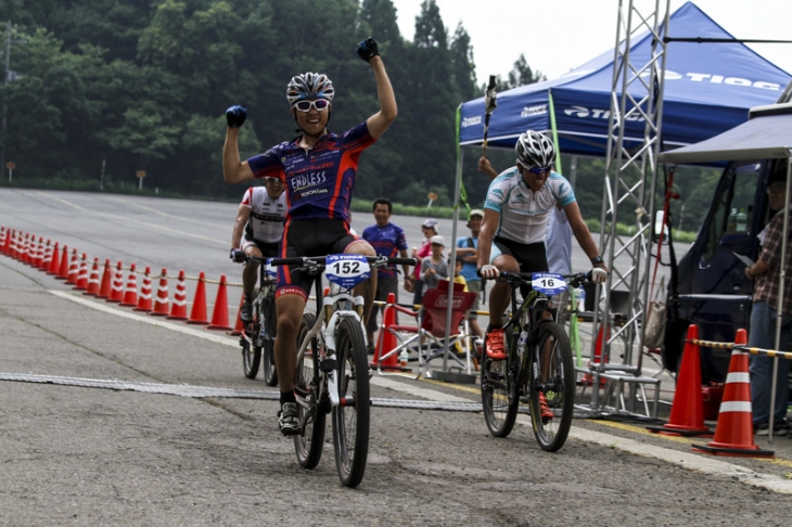 ジュニアの竹内遼（WESTBERG/ProRide J）がエリートの平野星矢（ブリヂストンアンカー）を交わし優勝！