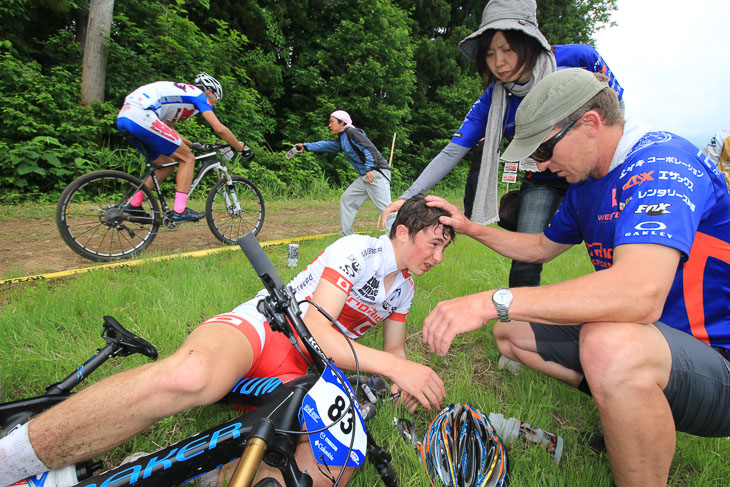 男子ユースはトップを走っていた日本チャンピオンの北林力（WESTBERG/ProRide J）が熱中症で倒れ、棄権した