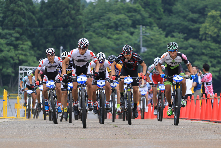 長い舗装路のスタートダッシュでエリート男子のレースは始まった