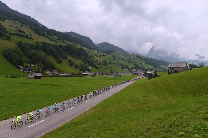 スイス東部の田園風景の中を走る