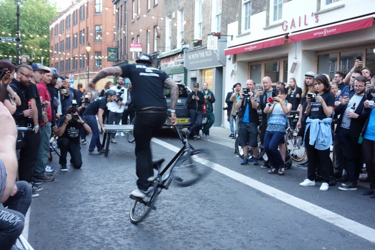 BMXとトライアルバイクの共演も。自転車を愛するひとりとして、自転車カルチャーをさらに一段階アップさせていこうというオークリーの試みはほんとうにうれしい。