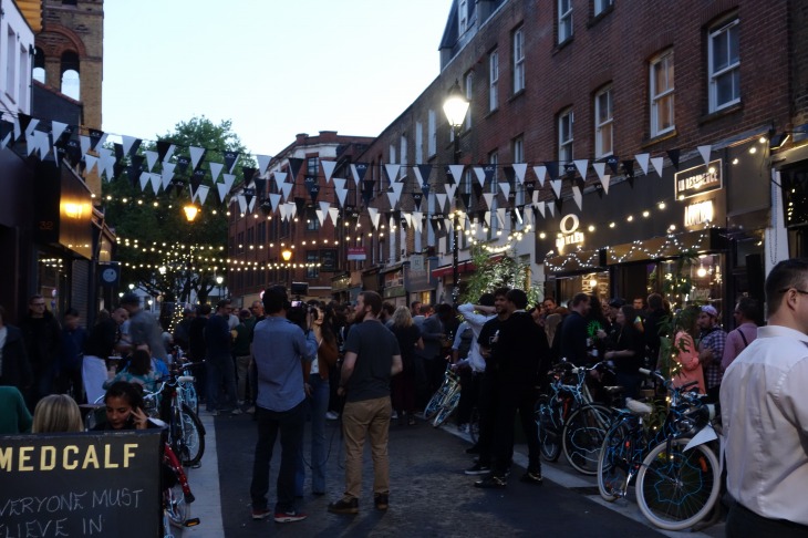 地元のクロスカテゴリーなサイクリングコミュニティを招いたパーティは大盛況。初夏のなかなか暗くならない空の下、夜11時すぎまで宴は続いた。