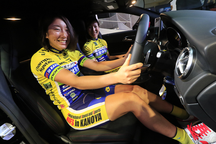 メルセデスのシートに座る上野みなみ、塚越さくら。「興奮します!」