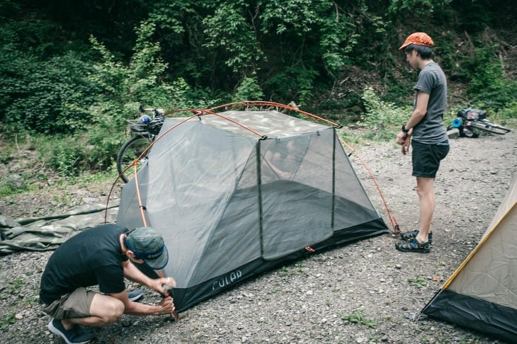 キャンプ場についてテントを設営