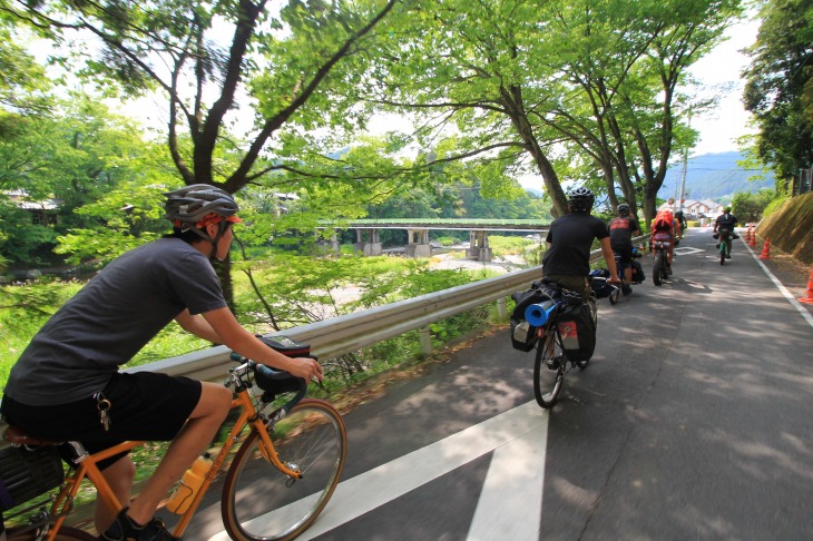 川沿いの日影の道は気持ちいい!