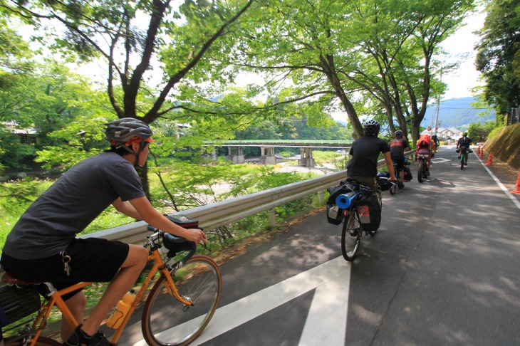 川沿いの日影の道は気持ちいい！