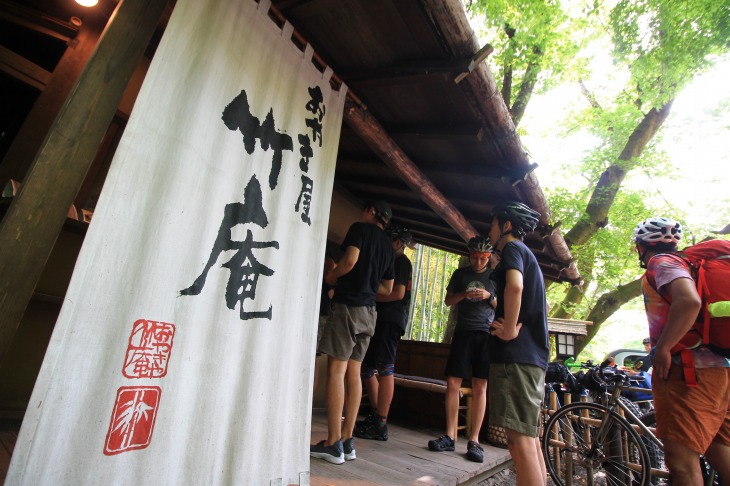 おやき屋竹庵さんは黒茶屋さんの敷地内にあります