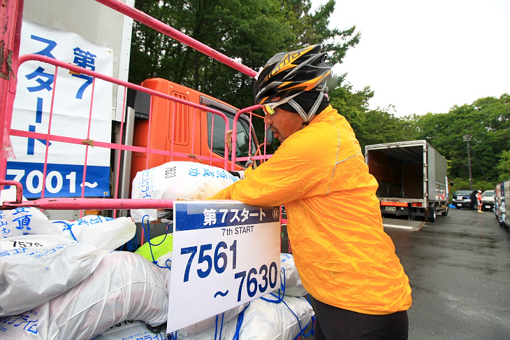 山頂で受取る荷物を自分で預ける。富士ヒルの儀式です。