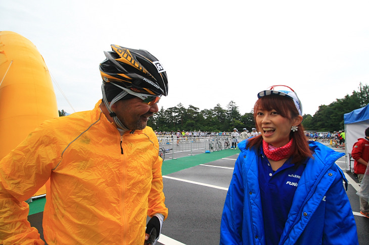 「え?会長も走るの?」 朝っぱらから仲良しの絹代さんと戯れる。