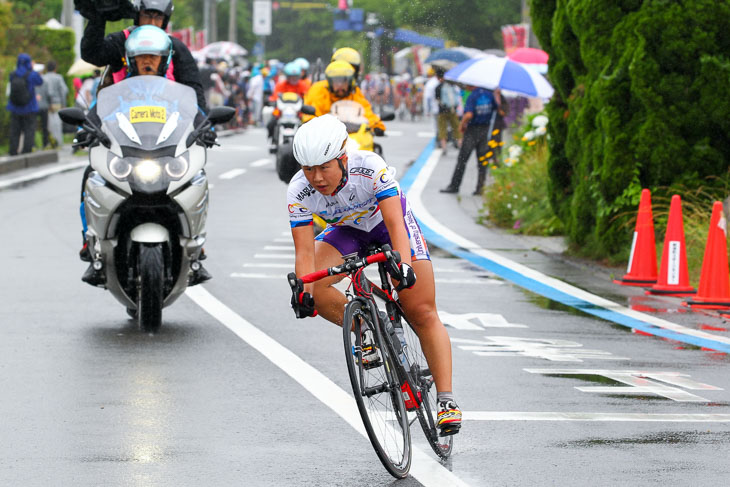 女子ジュニア　アジアチャンピオンジャージを着た梶原悠未（筑波大坂戸高）が独走