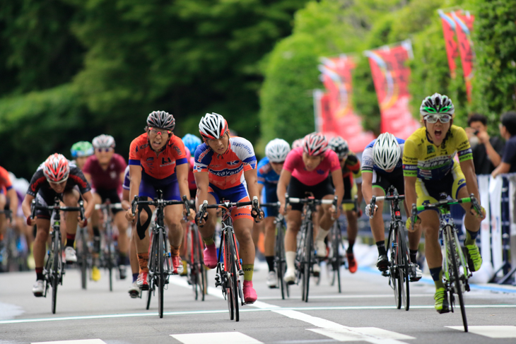 U23男子 優勝した中井路雅(京産大)に届かなかったメイン集団のゴール
