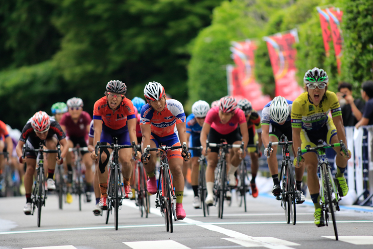 U23男子　優勝した中井路雅（京産大）に届かなかったメイン集団のゴール