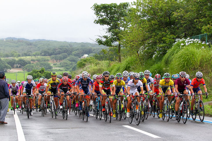 U23 大集団で進む1周目