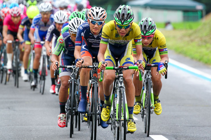 U23 追走する徳田優・山本大喜（鹿屋体育大）、小石祐馬（CCT p/b チャンピオンシステム）ら