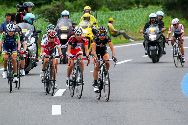 WE 8周目、6人に減った集団に、男子エリートのアタックした内間康平（ブリヂストンアンカー）が追いつきニュートラルが掛かる