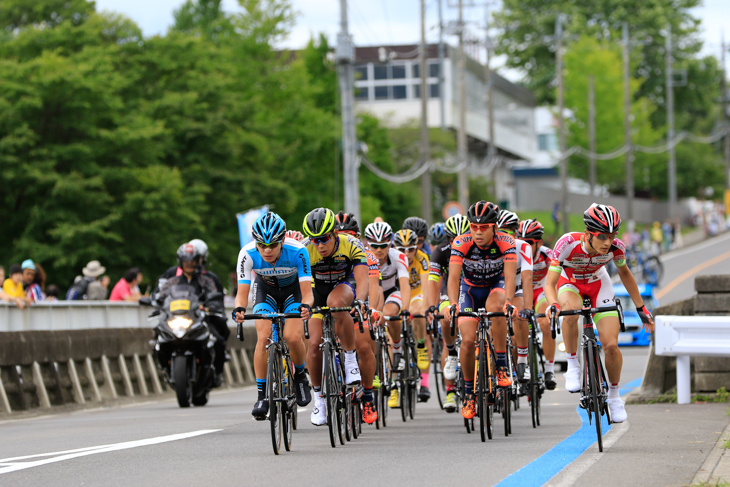 スタート3周でまとまった19人の逃げグループには増田成幸(右/宇都宮ブリッツェン)も入る