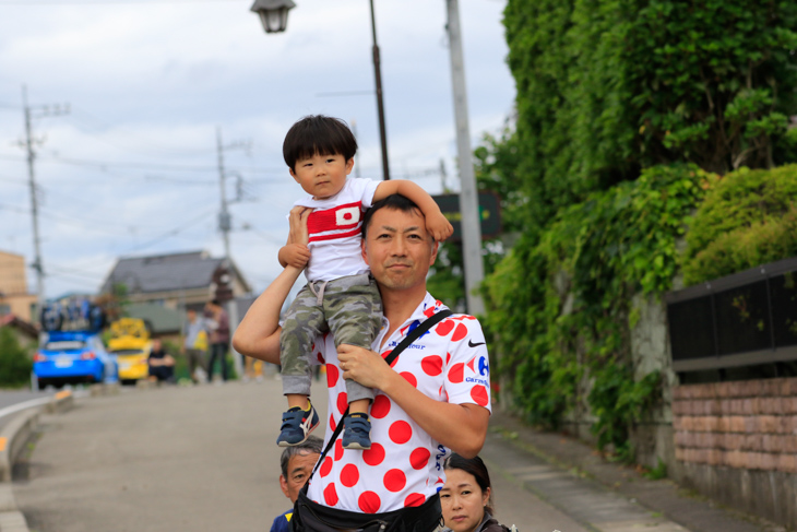 マイヨアポアのお父さんと全日本チャンプジャージの子供がレースを観戦
