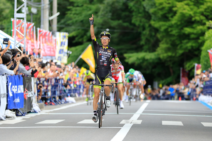 2位の畑中勇介(チームUKYO)も手を挙げて窪木を祝福しながらゴールする