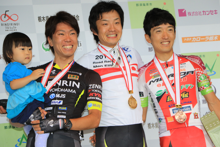 エリート男子表彰 窪木一茂(チームUKYO)、2位畑中勇介、3位増田成幸(宇都宮ブリッツェン)