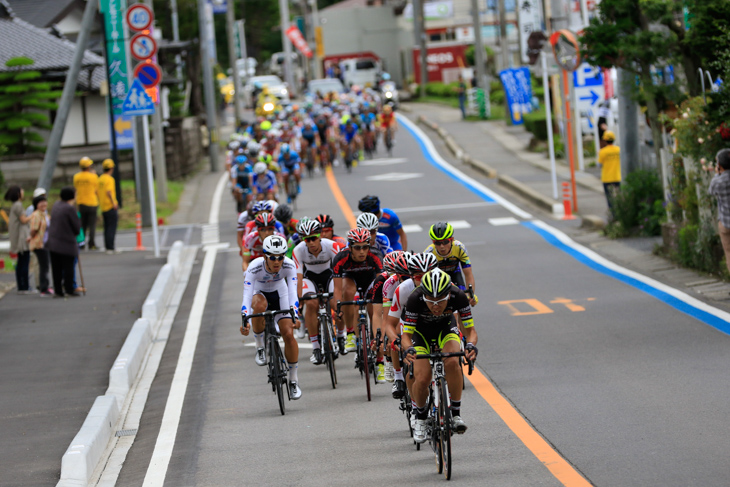 畑中勇介(チームUKYO)が先頭を引きレースをハードにする
